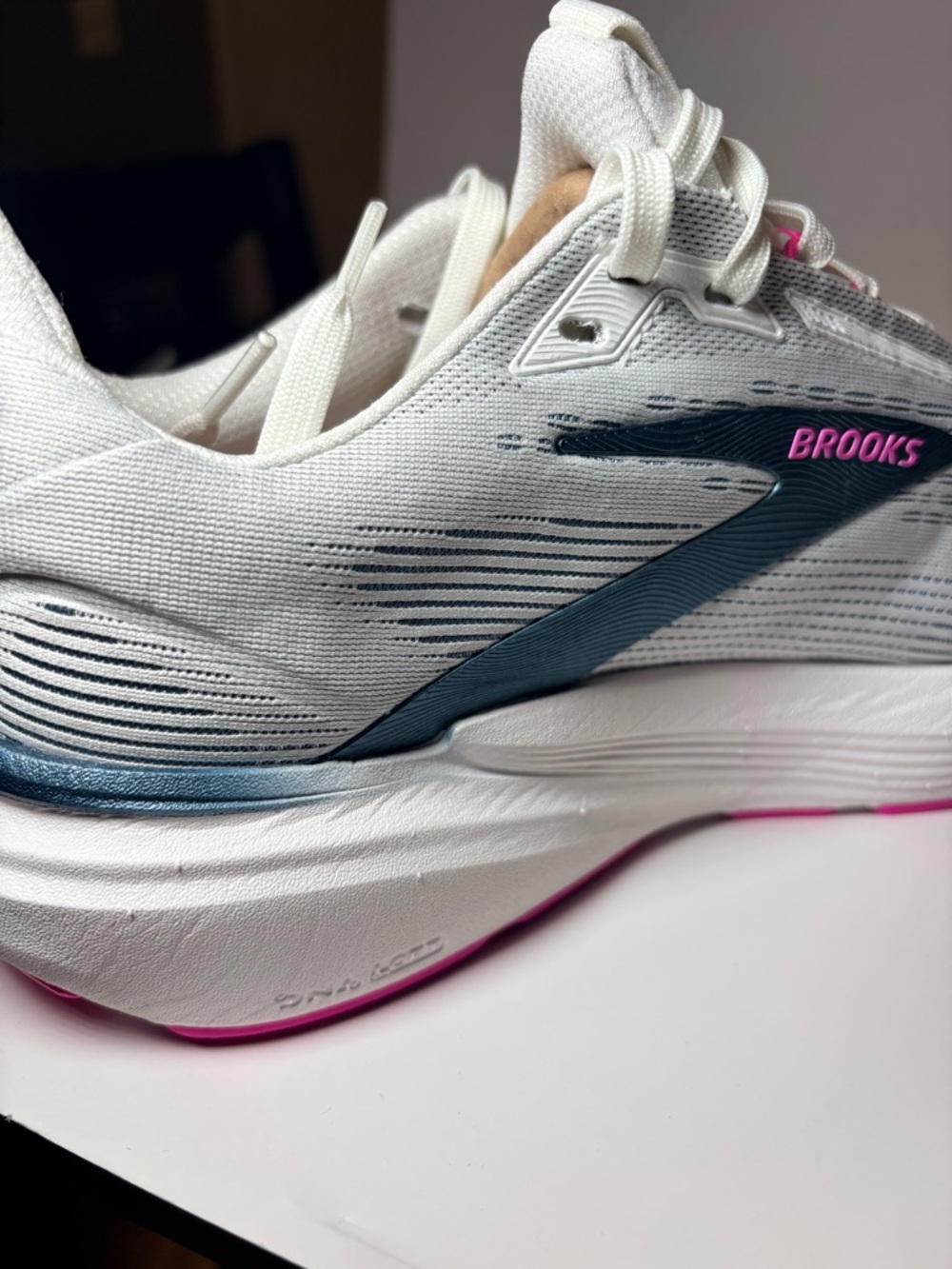 New Brooks Revel 8 Women’s size 8.5 White & Blue Running Shoe with Pink Accents - Picture 11 of 14